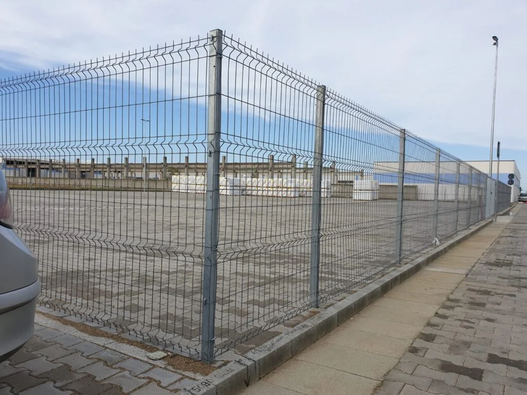 Împrejmuire cu panouri din plasă